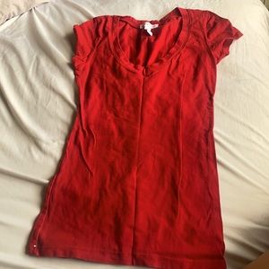 Red shirt sleeve shirt